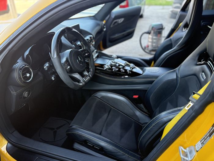 Sportovní interiér Mercedes-AMG GT R se žlutými bezpečnostními pásy