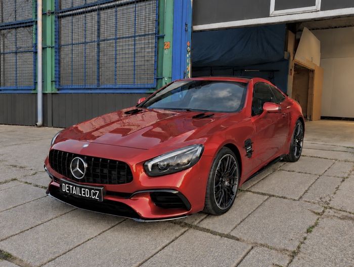 Červený Mercedes-AMG SL 63 po péči