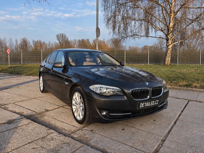 BMW řady 5 v průmyslovém areálu