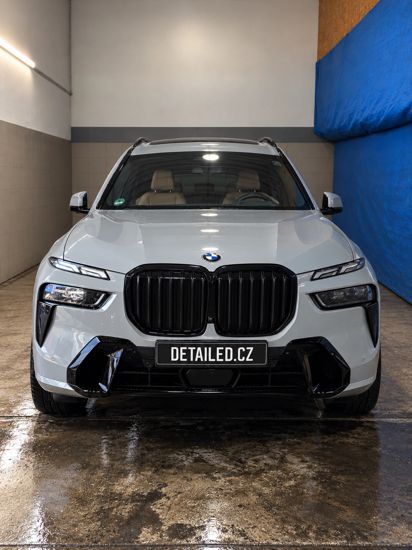 Bílé BMW X7 v detailingovém zázemí