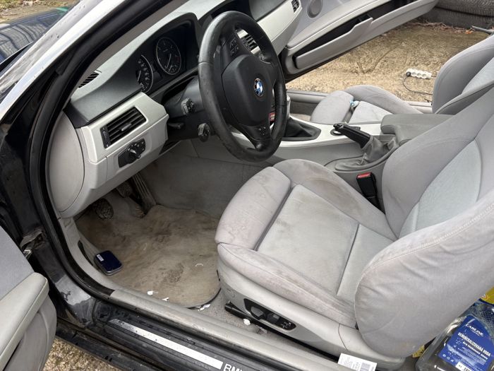 Silně znečištěný interiér BMW před tepováním