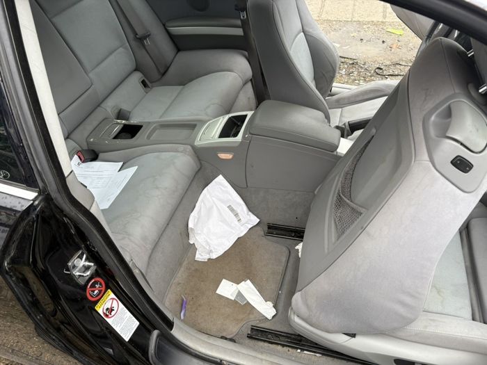 Silně znečištěný interiér BMW před tepováním