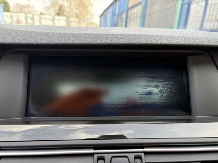 Displej BMW F10 před renovací s viditelnými škrábanci