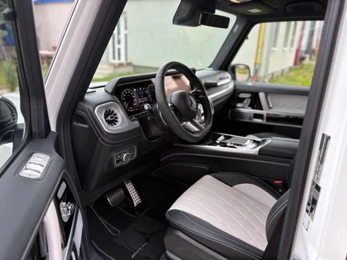 Kokpit a přední sedadlo Mercedes-Benz G-Class