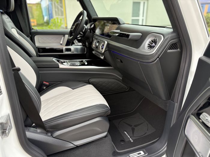 Přední sedadlo a palubní deska Mercedes-Benz G-Class