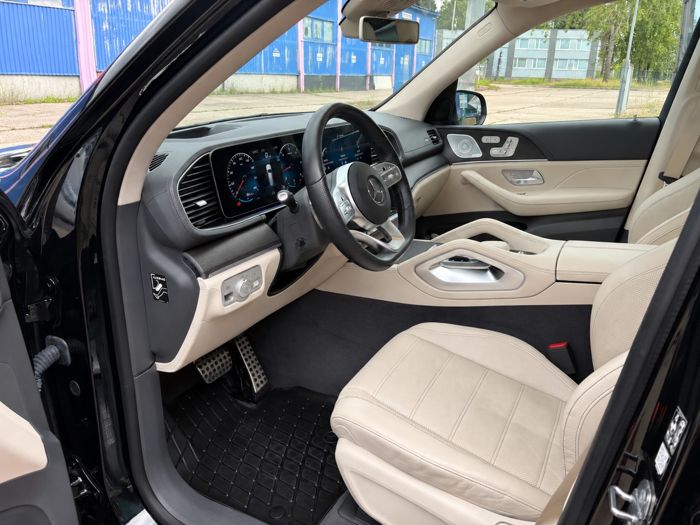 Světlý přední interiér Mercedes-Benz GLS