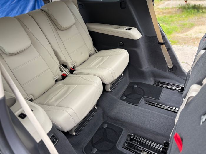 Zadní část interiéru Mercedes-Benz GLS se světlými sedadly