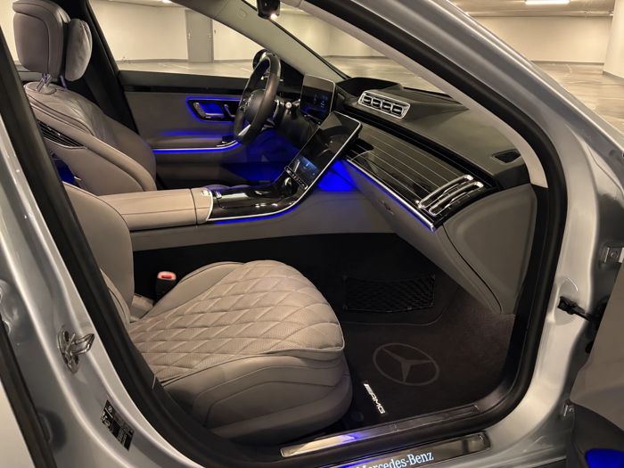 Interiér Mercedes-Benz E-Class s modrým ambientním osvětlením