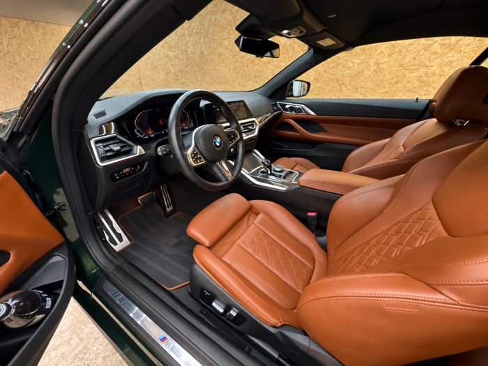 Kožený interiér BMW řady 4 v garáži