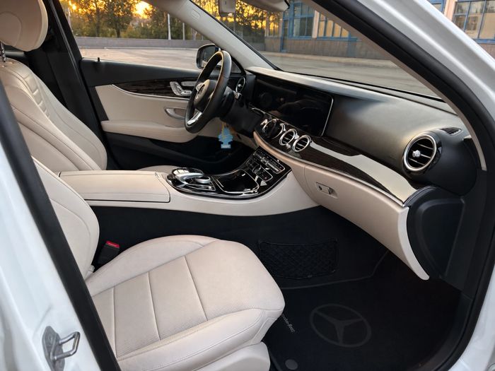 Světlý kožený interiér Mercedes-Benz E-Class