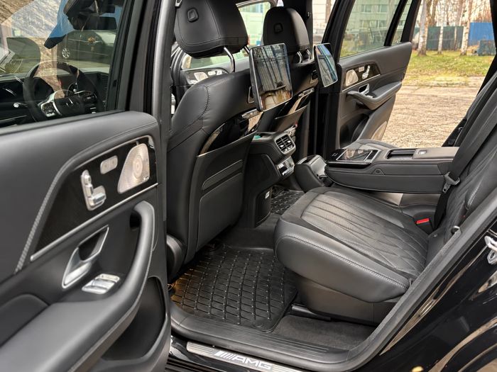 Zadní část luxusního interiéru Mercedes-Benz S-Class