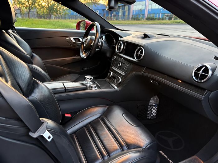 Sportovní interiér Mercedes-Benz S-Class v teplém světle