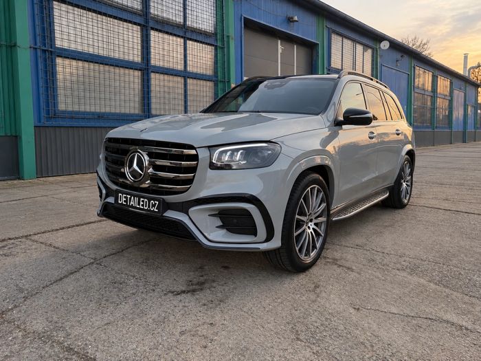 Šedý Mercedes-Benz GLS po péči