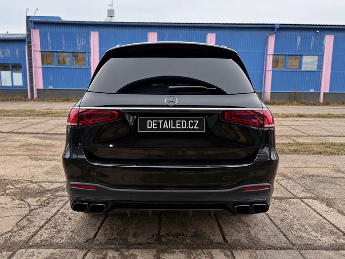 Černý Mercedes-AMG GLS 63, pohled zezadu