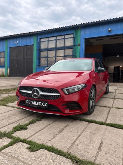 Červený Mercedes-Benz — po dvoukrokovém leštění