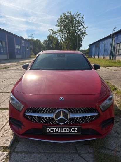 Červený Mercedes-Benz — před leštěním