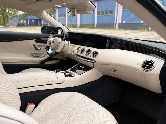 Mercedes-Benz S-Class — přední část interiéru