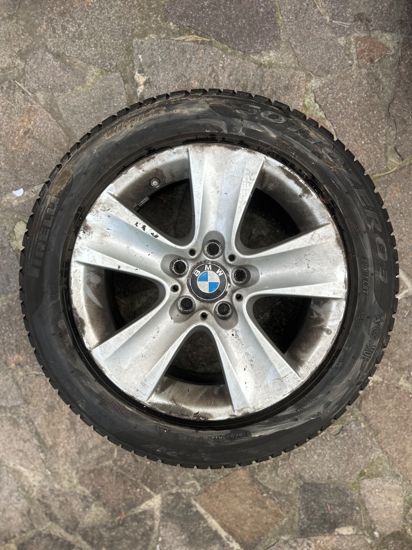 Alu kolo BMW před čištěním se znečištěním na paprscích a v záhybech